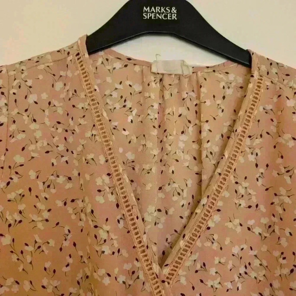 Sienna sky size medium pink blouse with white flowers - Picture 4 of 6